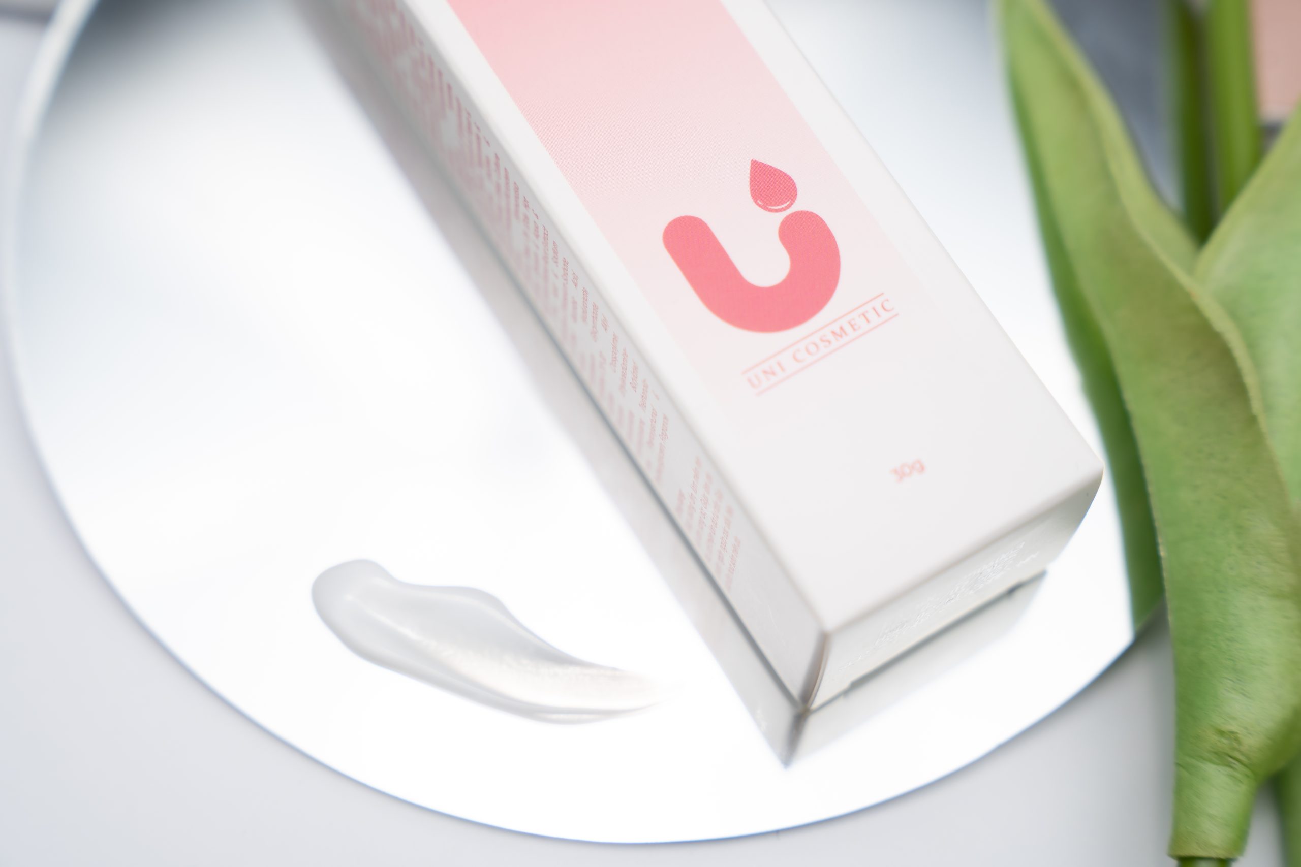 Kem dưỡng ẩm với kết cấu mềm mịn, dễ thẩm thấu, chứa các thành phần dưỡng ẩm và làm dịu da